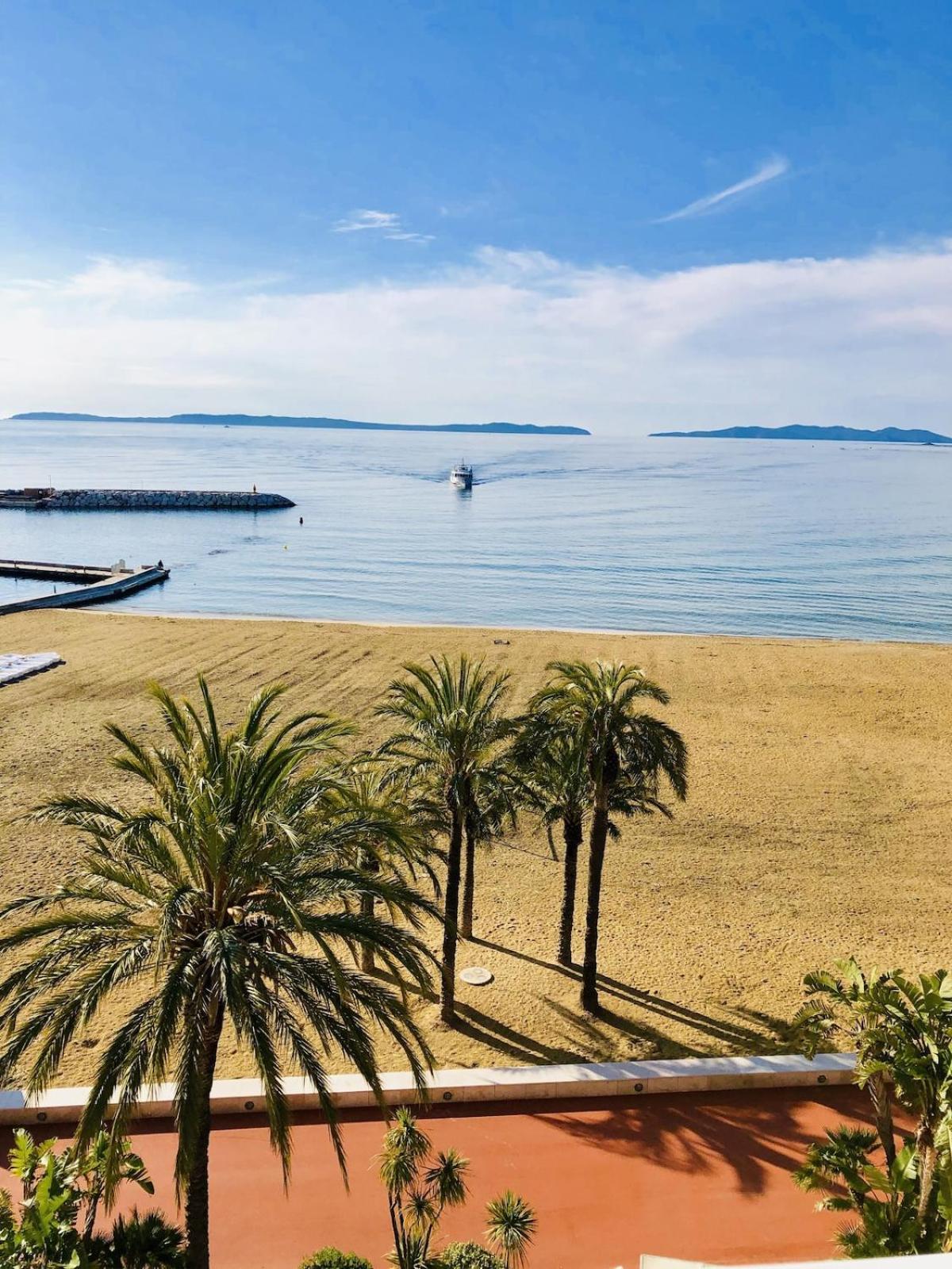 T3 Front De Mer Dernier Etage Vue Mer Petit Havre De Paix Pour Vos Vacances Emplacement Unique Vue Mer Panoramique A 180 Degres Pour Ce T3 En Face De La Plage Front De Mer Vue Sur Les Iles 5 Et Dernier Etage Avec Ascenseur Le Lavandou Kültér fotó